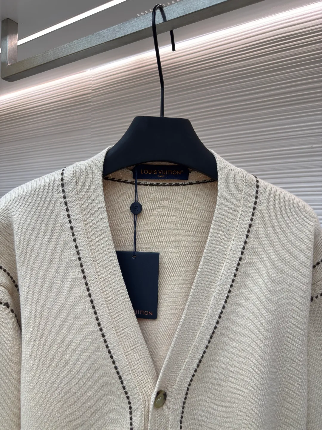 LOUIS VUITTON pocket letter cardigan ●Authentic product: Purchased and developed at 13600 ●Item number: 1680423-B70 ●Fabric: wool fabric ●Technology: knitting ●Version: loose fit ●Weight: about 850 grams ●Size: XS-S-M-L ●Description: Made of customized wool yarn, the yarn is dyed and dyed with reference to the original version. The color similarity is as high as 95%. It is knitted using Stoll 12-pin ultra-fine needle clock machine imported from Germany. It is knitted using a needle-moving shaking table. During knitting, 6 sand spits are used to alternately knit back and forth. Each piece takes 300 minutes. It is not knitted like those ordinary computerized flat knitting machines. In order to rush the goods efficiently, the speed is turned to the limit, and the stitches of the knitted garments are different in size. The overall wiring is straight and delicate, the fabric is comfortable and soft, and the color is consistent without color difference. It can be matched with the same style to create a fashionable look and control various occasions. Customized accessories, complete with three standards, same style for men and women!